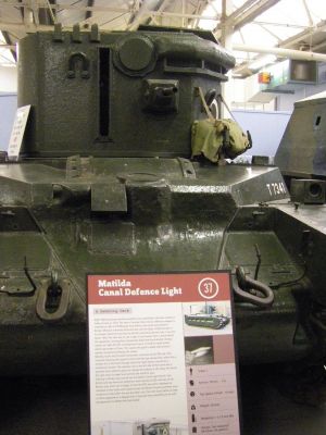 Matilda II CDL
Matilda II CDL / Matilda V CDL (Canal Defence Light)
The normal turret was replaced by a cylindrical one containing a searchlight (projected through a vertical slit) and a BESA machine gun.
