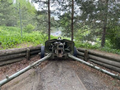 Gun position
overlooking the approach road - I didn't see it on the way in!
